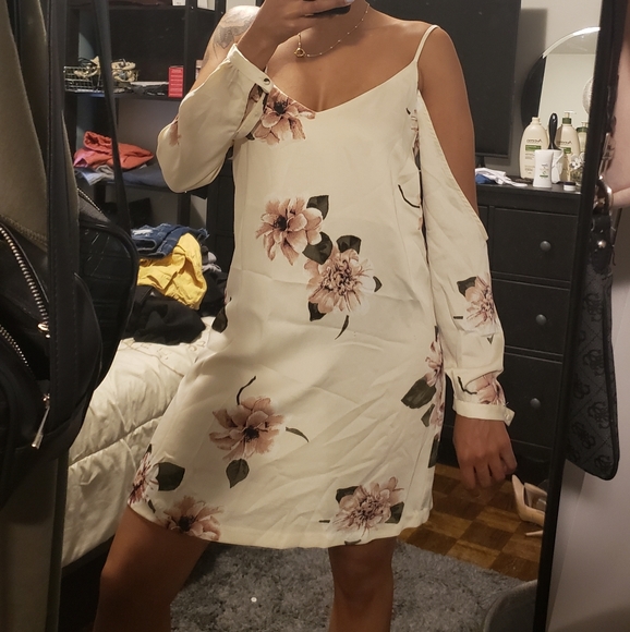 Floral off the shoulder Dress - Picture 2 of 3